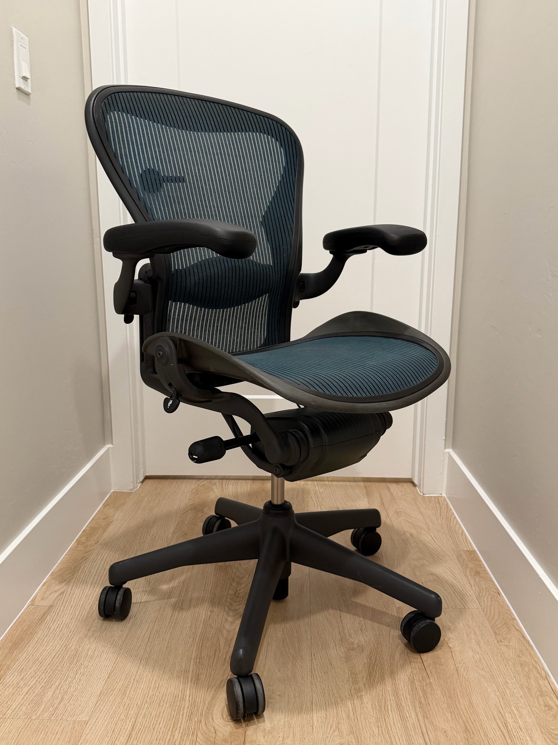 Herman Miller Aeron Classic | Rare Emerald | Size B | Fully Loaded | Like New 9.5/10 - Image 4