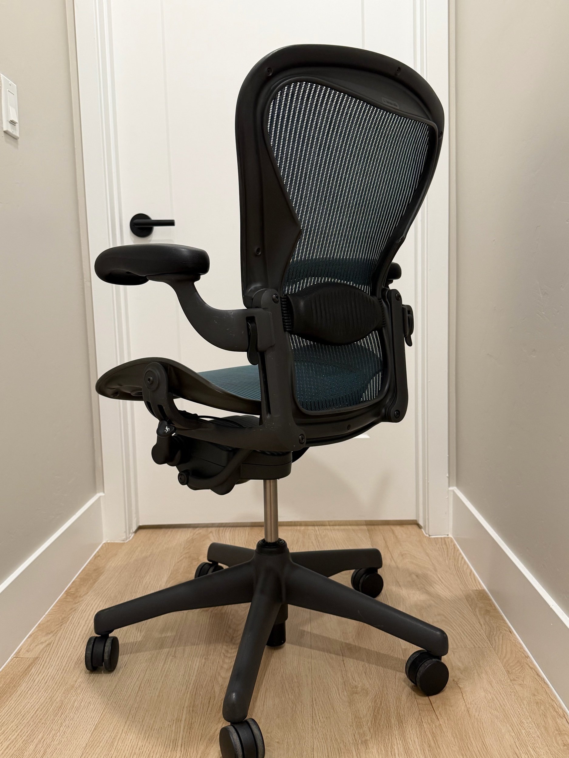 Herman Miller Aeron Classic | Rare Emerald | Size B | Fully Loaded | Like New 9.5/10 - Image 3